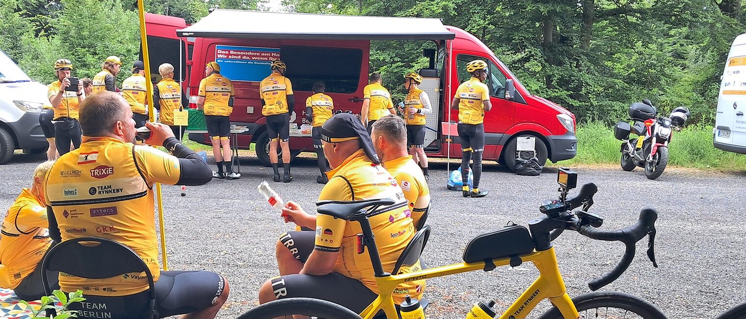 Team Rynkeby Berlin bei einer Rast auf dem Weg nach Paris/ Archivbild