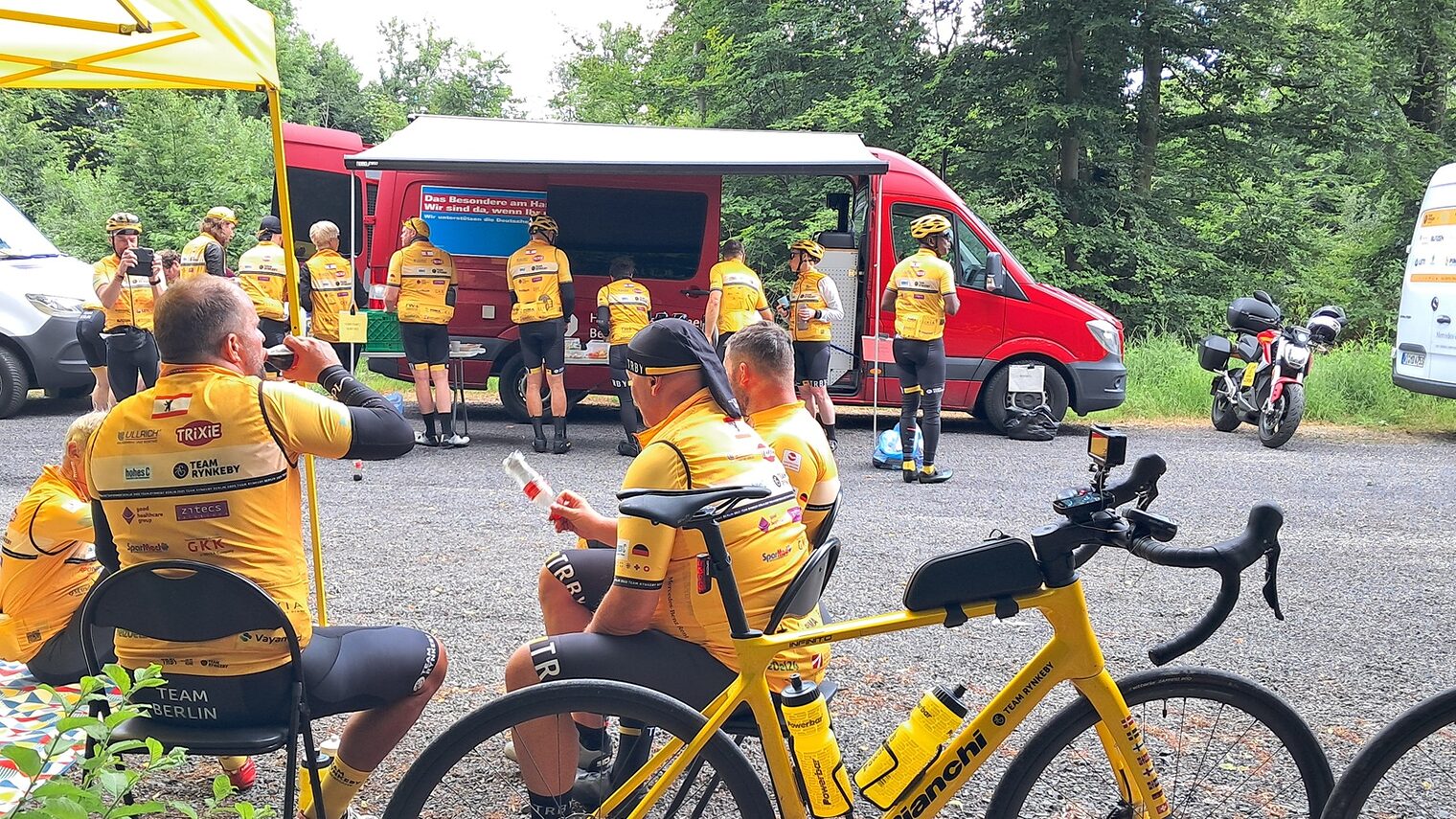 Team Rynkeby Berlin bei einer Rast auf dem Weg nach Paris/ Archivbild