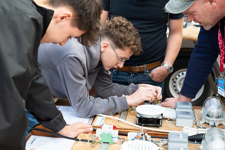 Junge an einem Aktionstisch am Tag des Handwerks im Berliner Mellowpark am 19.09.2026