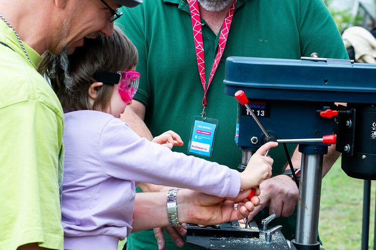 Kleines Mädchen mit ihrem Vater an einem Aktionstisch am Tag des Handwerks im Berliner Mellowpark am 19.09.2026