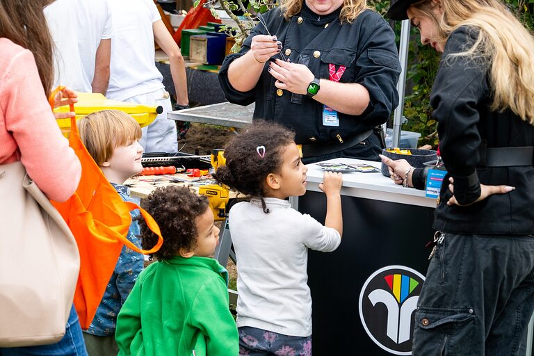 Zwei kleine Mädchen mit ihren Eltern und zwei Schornsteinfegerinnen am Tag der Handwerks 2026 im Mellowpark