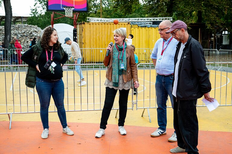Veranstalter und Moderator beim Grußwort am Tag des Handwerks 2026 im Melowpark Berlin