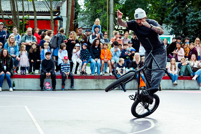 Ein BMX-Fahrer zeigt vor einem begeisterten Publikum einen spektakulären Trick auf nur einem Rad am Tag der Handwerks 2026 im Mellowpark Berlin.