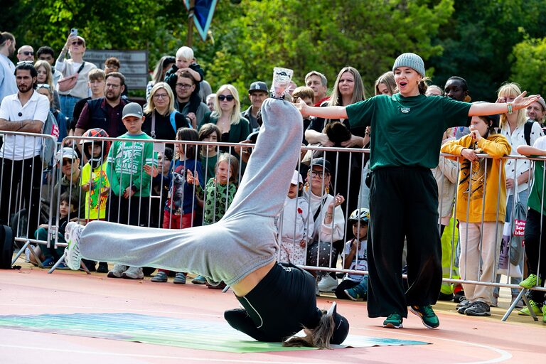 Zwei Breakdancerinnen bei der Show am Tag der Handwerks 2026 im Mellowpark Berlin