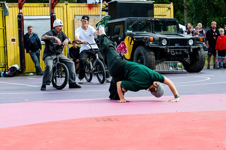 Eine Breakdancerin (von hinten) bei der Show am Tag der Handwerks 2026 im Mellowpark Berlin