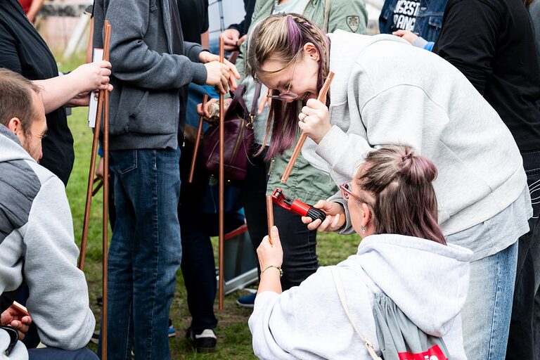 Zwei Mädchen werkeln an einem Aktionsstand am Tag der Handwerks 2026 im Mellowpark Berlin.