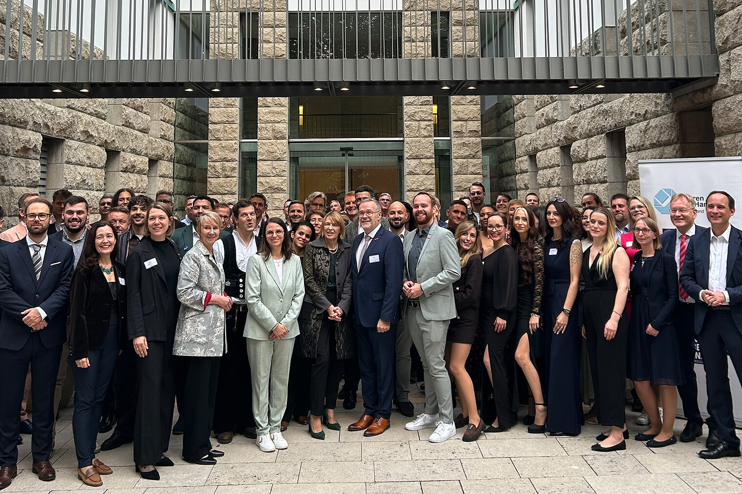 Gruppenbild beim Bundeskongress der Handwerksjunioren im Bundestag.