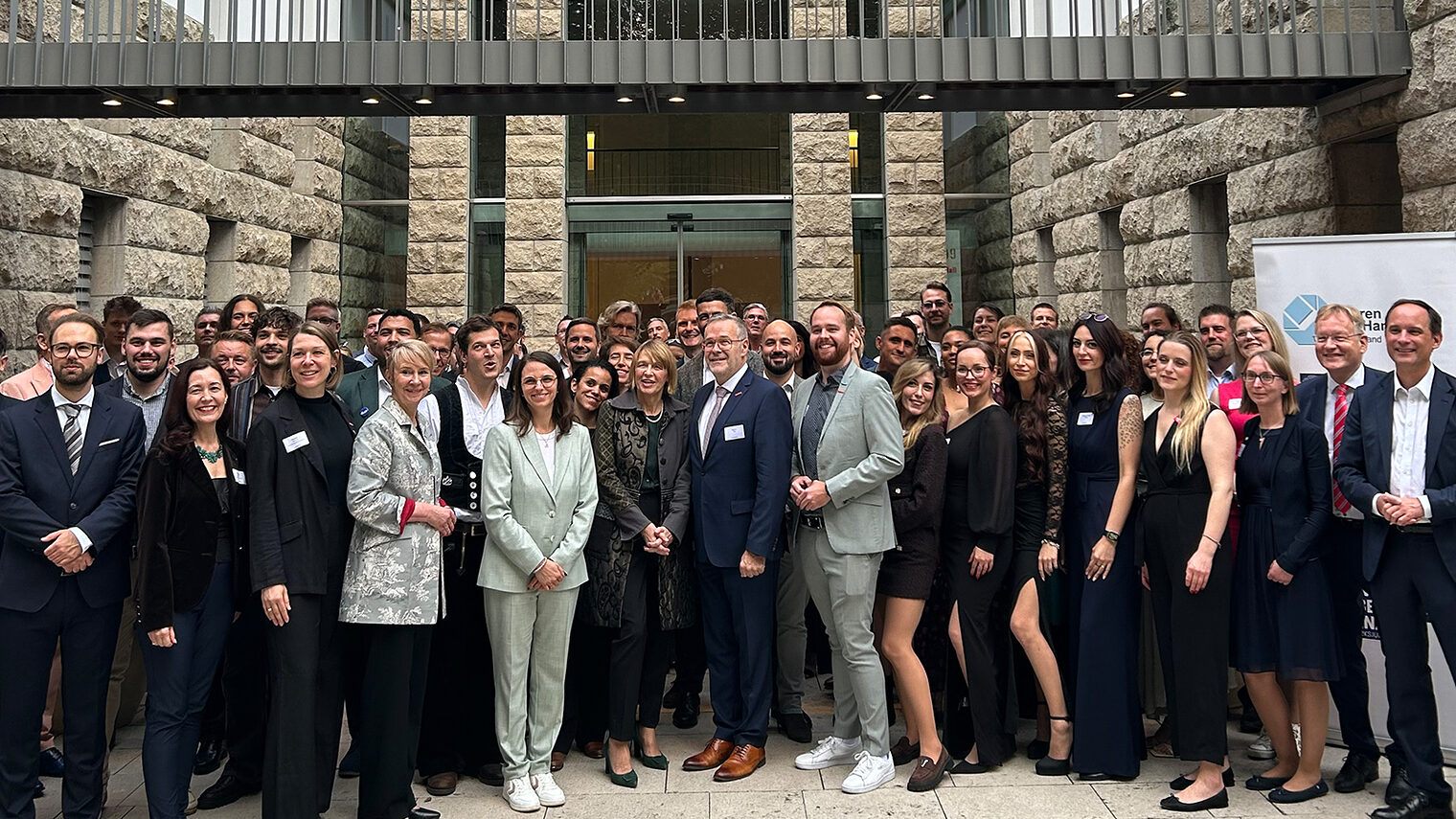 Gruppenbild beim Bundeskongress der Handwerksjunioren im Bundestag.
