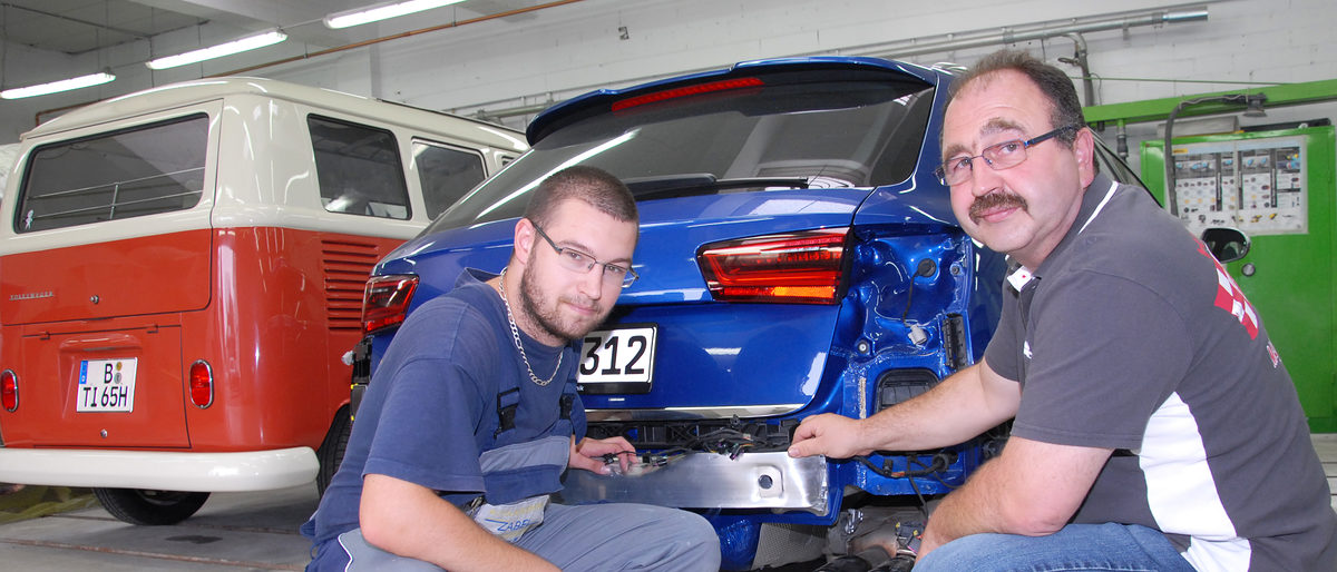 Hat ein Herz für Autos und Azubis: Meister Erdinc Zayim (r.) und Lehrling David S. in der Reinickendorfer Werkstatt. Meister Erdinc Zayim (r.) und Lehrling David S. in der Reinickendorfer Werkstatt der Autolackiererei und Karosseriebau Zabel, Inhaber Erdinc Zayim