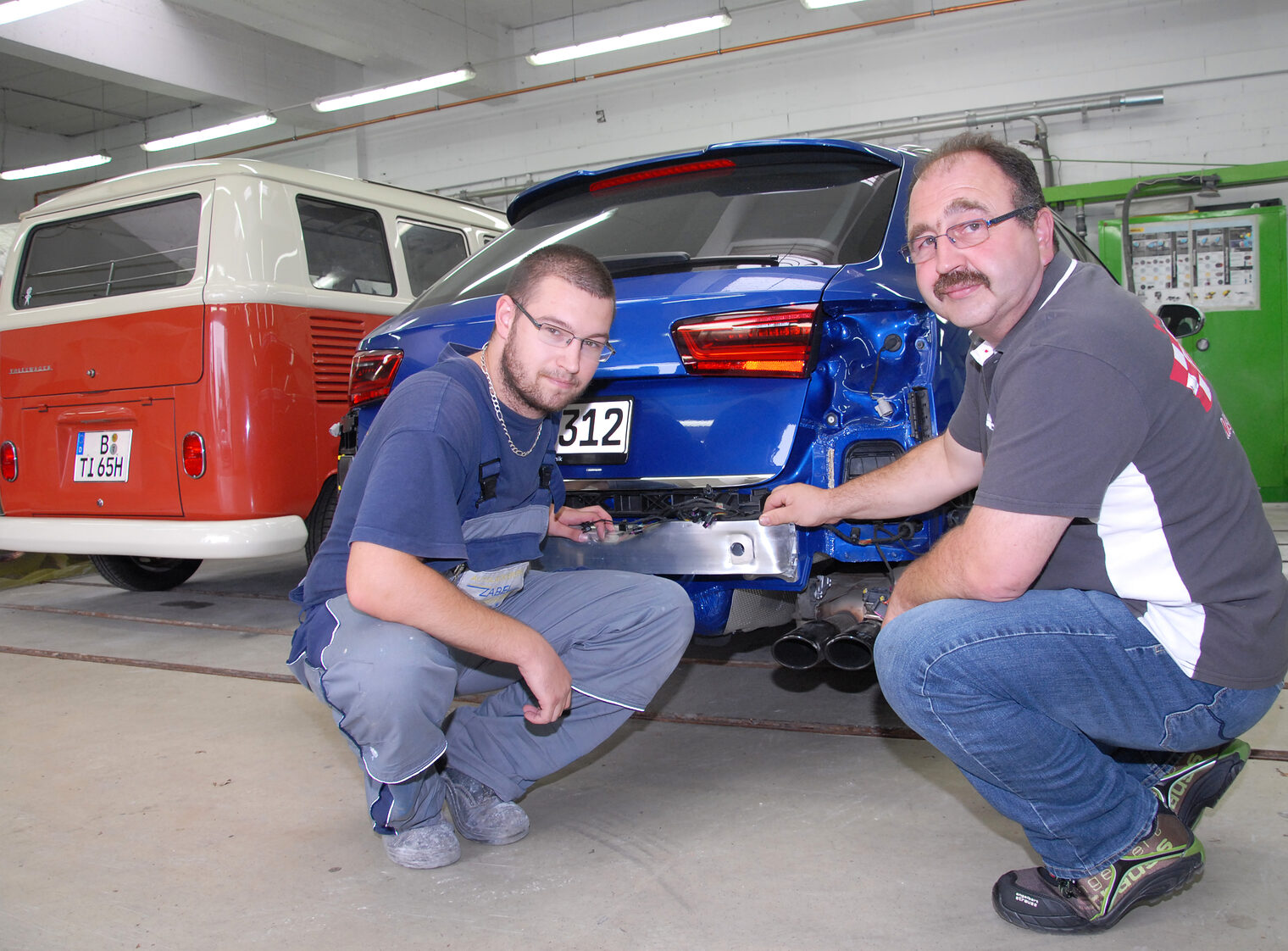 Meister Erdinc Zayim (r.) und Lehrling David S. in der Reinickendorfer Werkstatt der Autolackiererei und Karosseriebau Zabel, Inhaber Erdinc Zayim