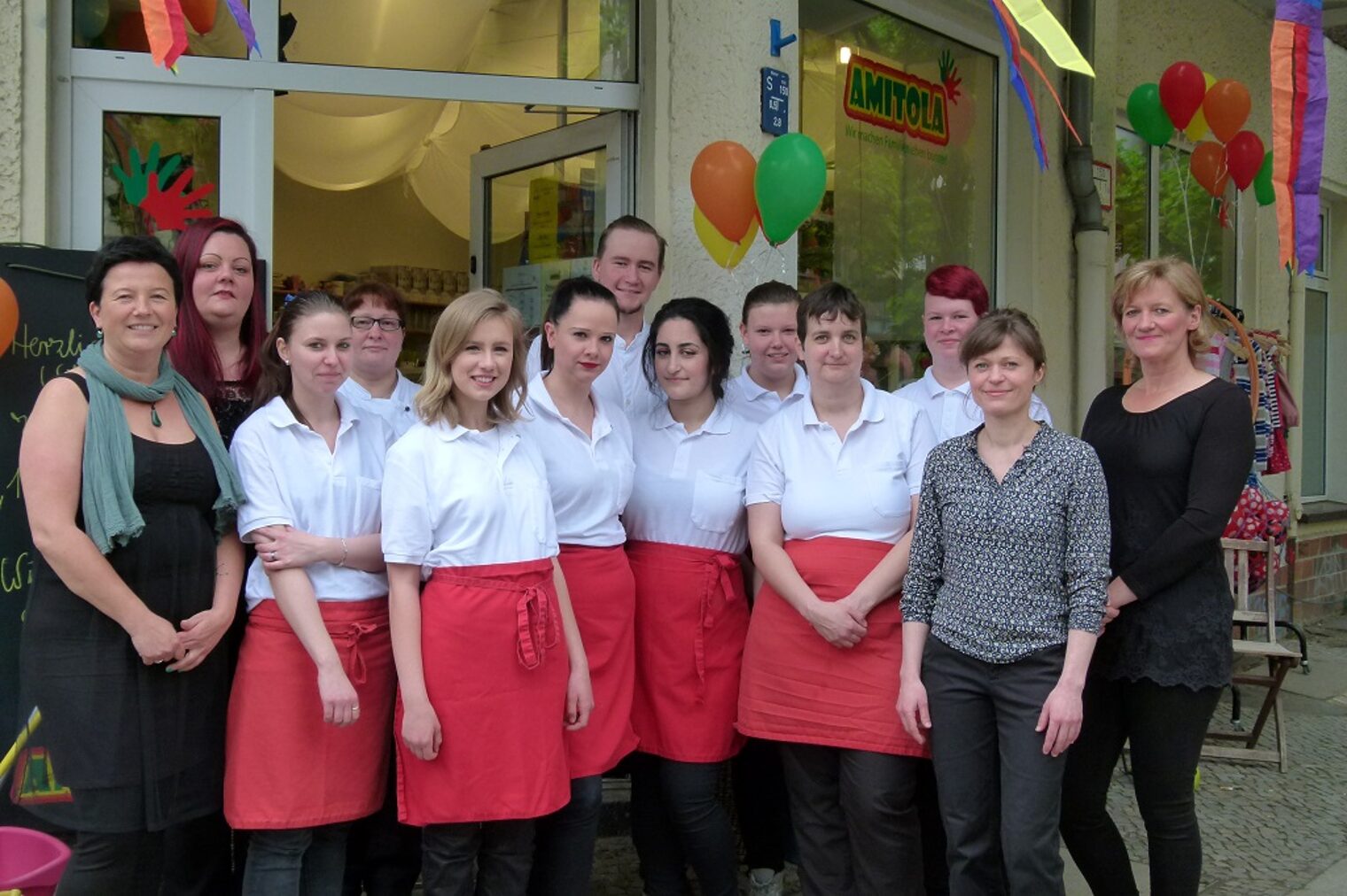 Ines Pavlou mit den Mitarbeitern und Auszubildenden des Amitola Familiencafés.