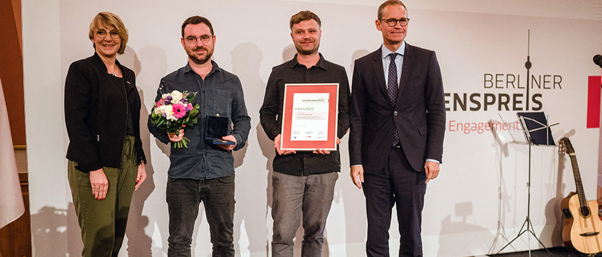 v.l.n.r.: Carola Zarth, Benjamin Itter und Enrico Rima (Geschäftsführer Lebenskleidung GbR), Michael Müller Berliner Unternehmerpreis 2019, Handwerkskammer Berlin, IHK Berlin, Senat von Berlin