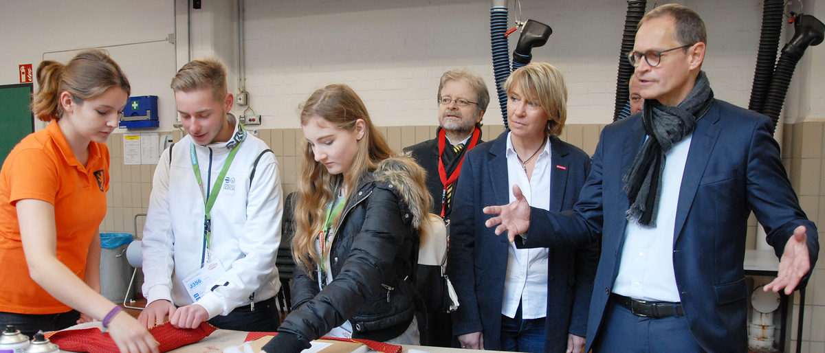 Der Regierende Bürgermeister Michael Müller und Handwerkskammer-Präsidentin Carola Zarth bei der Mitmach-Station des Raumausstatters Leppin Tag des Handwerks 2019, Handwerkskammer Berlin, Bildungs- und Technologiezentrum, Handwerks-Ralley, Regierender Bürgermeister, Präsidentin