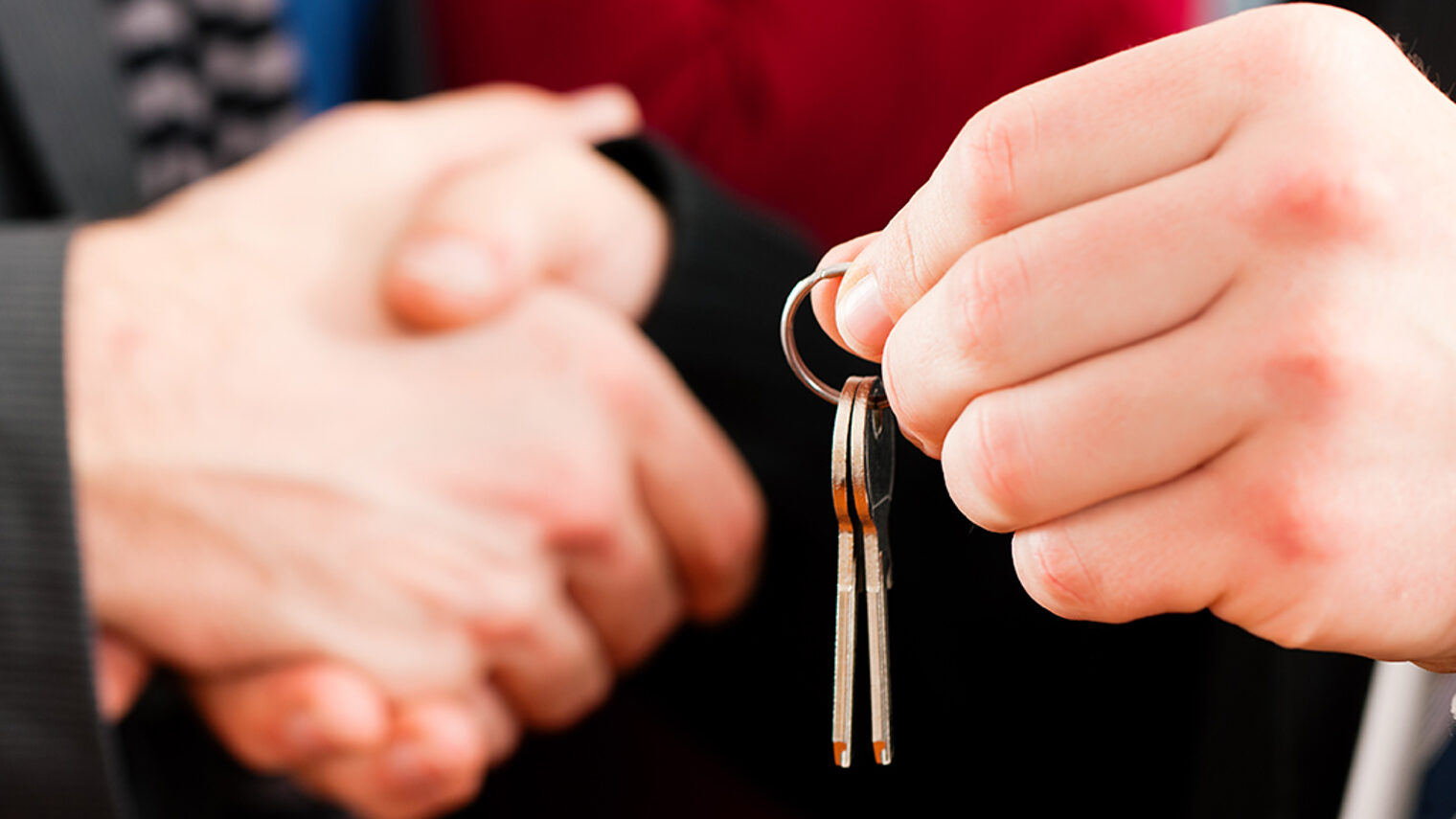 Nachfolge, Schlüsselübergabe, Händedruck, Betriebsübernahme, Existenzgründung, Handwerk, Beratung