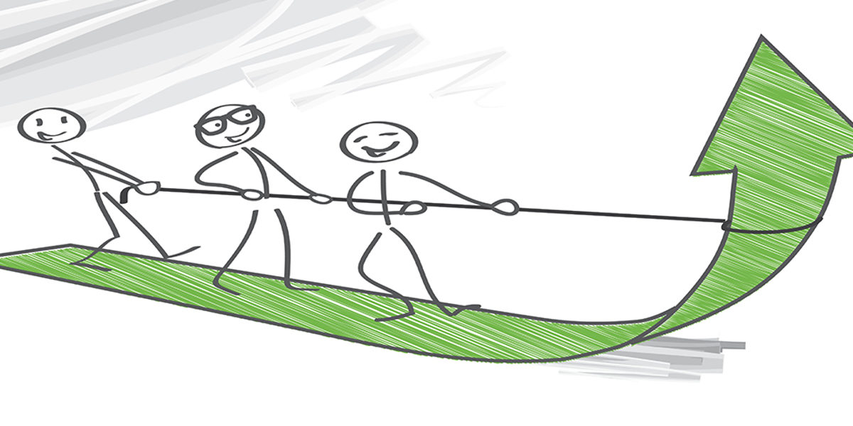 Grafik, drei Männchen auf grünem Pfeil, Teamwork