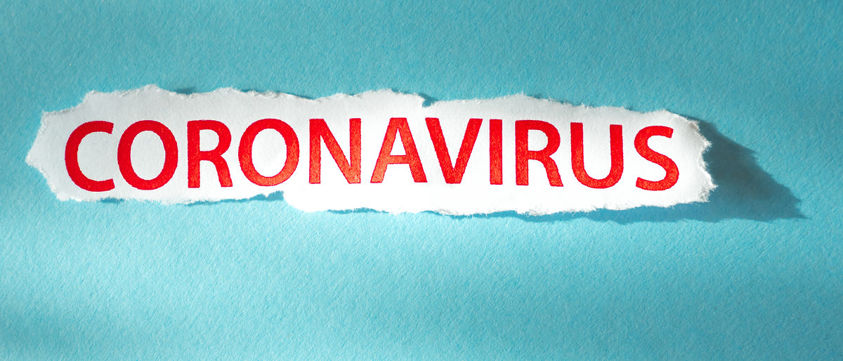 Schriftzug Coronavirus rot auf weiß, Hintergrund blau
