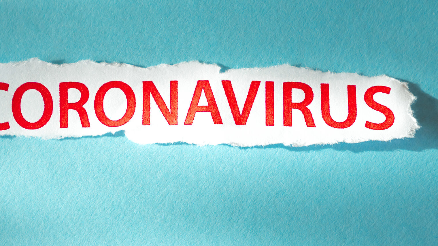 Schriftzug Coronavirus rot auf weiß, Hintergrund blau