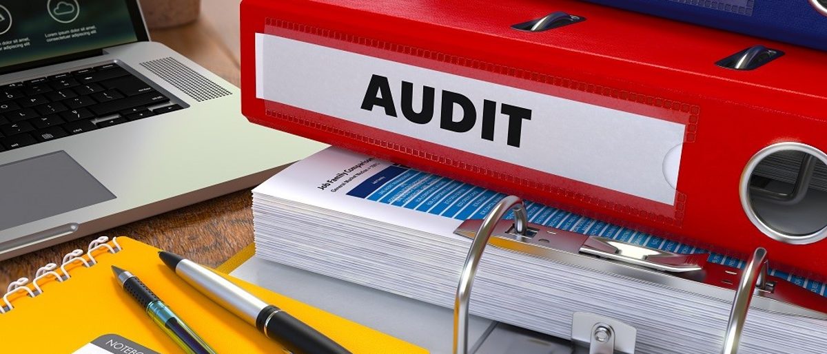 Schreibtisch, Aktenordner, Schriftzug Audit