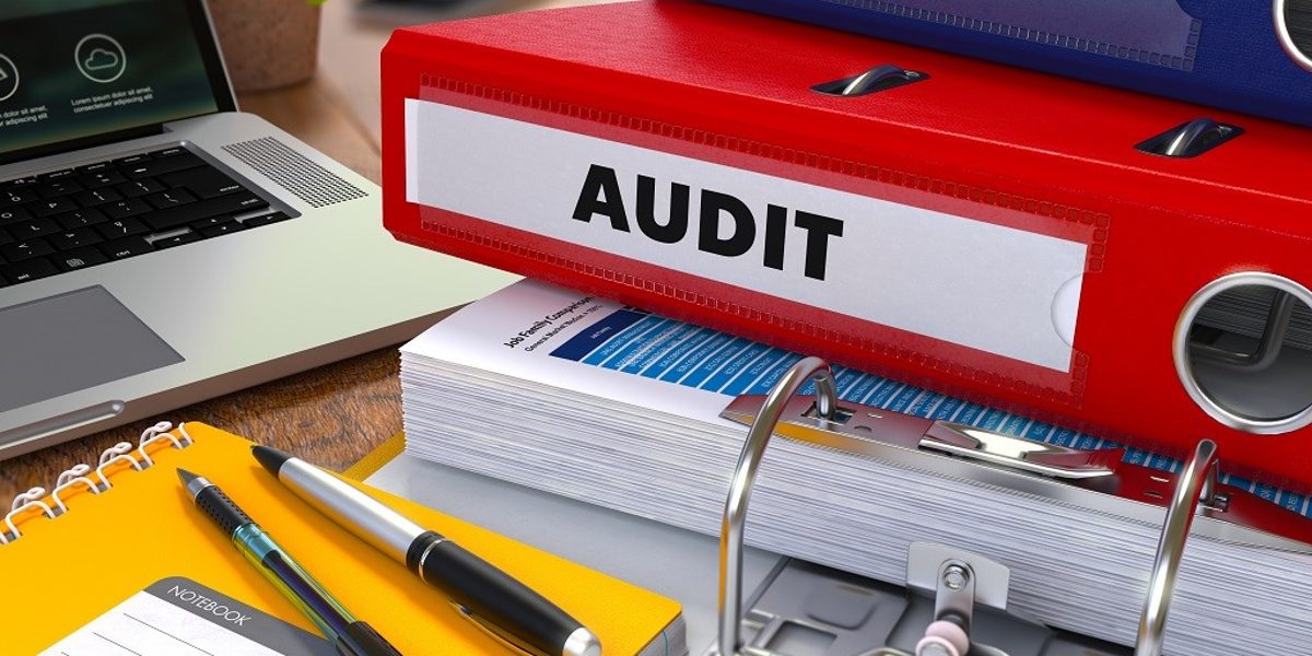 Schreibtisch, Aktenordner, Schriftzug Audit
