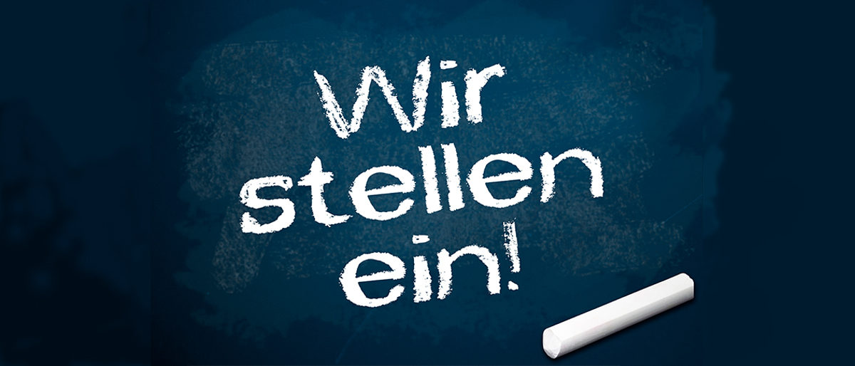 Schriftzug Wir stellen ein auf blauem Hintergrund