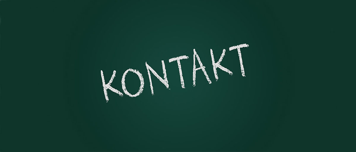 Schriftzug Kontakt auf grünem Hintergrund