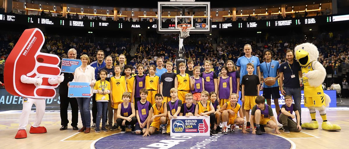 Basketball Berlin 09.02.2020 1. Bundesliga / BBL Saison 2019 / 2020 Alba Berlin - BG Göttingen Foto: Camera4 Jede Nutzung des Fotos ist honorarpflichtig gemaess derzeit gueltiger MFM Liste zzgl. Mehrwertsteuer. Urhebervermerk wird nach Paragraph 13 UrhG ausdruecklich verlangt. Belegexemplar erforderlich! Bei Verwendung des Fotos ausserhalb journalistischer Zwecke bitte Ruecksprache mit dem Fotografen halten. - Each usage of the photo requires a royalty fee in accordance to MFM. No model release. For any usage other than editorial purposes please contact the author. Basketball Berlin 09.02.2020 1. Bundesliga / BBL Saison 2019 / 2020 Alba Berlin - BG Göttingen Foto: Camera4 Jede Nutzung des Fotos ist honorarpflichtig gemaess derzeit gueltiger MFM Liste zzgl. Mehrwertsteuer. Urhebervermerk wird nach Paragraph 13 UrhG ausdruecklich verlangt. Belegexemplar erforderlich! Bei Verwendung des Fotos ausserhalb journalistischer Zwecke bitte Ruecksprache mit dem Fotografen halten. - Each usage of the photo requires a royalty fee in accordance to MFM. No model release. For any usage other than editorial purposes please contact the author. Schlagwort(e): Aktion, Herren, Action, Ma¿nner
