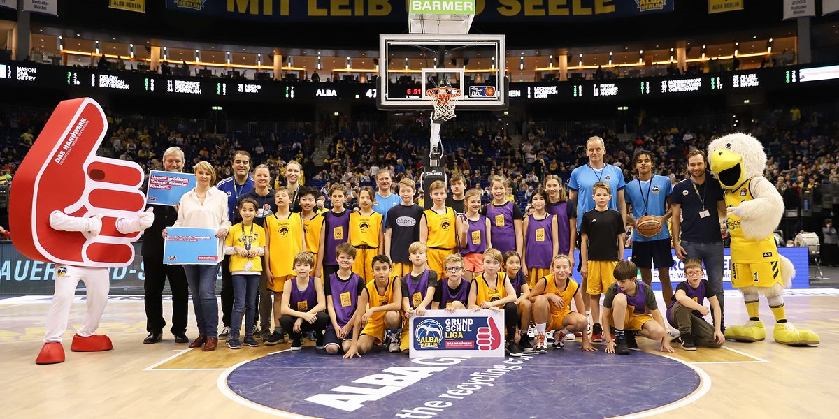 Basketball Berlin 09.02.2020 1. Bundesliga / BBL Saison 2019 / 2020 Alba Berlin - BG Göttingen Foto: Camera4 Jede Nutzung des Fotos ist honorarpflichtig gemaess derzeit gueltiger MFM Liste zzgl. Mehrwertsteuer. Urhebervermerk wird nach Paragraph 13 UrhG ausdruecklich verlangt. Belegexemplar erforderlich! Bei Verwendung des Fotos ausserhalb journalistischer Zwecke bitte Ruecksprache mit dem Fotografen halten. - Each usage of the photo requires a royalty fee in accordance to MFM. No model release. For any usage other than editorial purposes please contact the author. Schlagwort(e): Aktion, Herren, Action, Ma¿nner