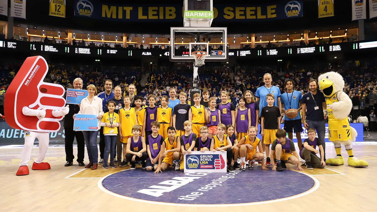 Basketball Berlin 09.02.2020 1. Bundesliga / BBL Saison 2019 / 2020 Alba Berlin - BG Göttingen Foto: Camera4 Jede Nutzung des Fotos ist honorarpflichtig gemaess derzeit gueltiger MFM Liste zzgl. Mehrwertsteuer. Urhebervermerk wird nach Paragraph 13 UrhG ausdruecklich verlangt. Belegexemplar erforderlich! Bei Verwendung des Fotos ausserhalb journalistischer Zwecke bitte Ruecksprache mit dem Fotografen halten. - Each usage of the photo requires a royalty fee in accordance to MFM. No model release. For any usage other than editorial purposes please contact the author. Schlagwort(e): Aktion, Herren, Action, Ma¿nner