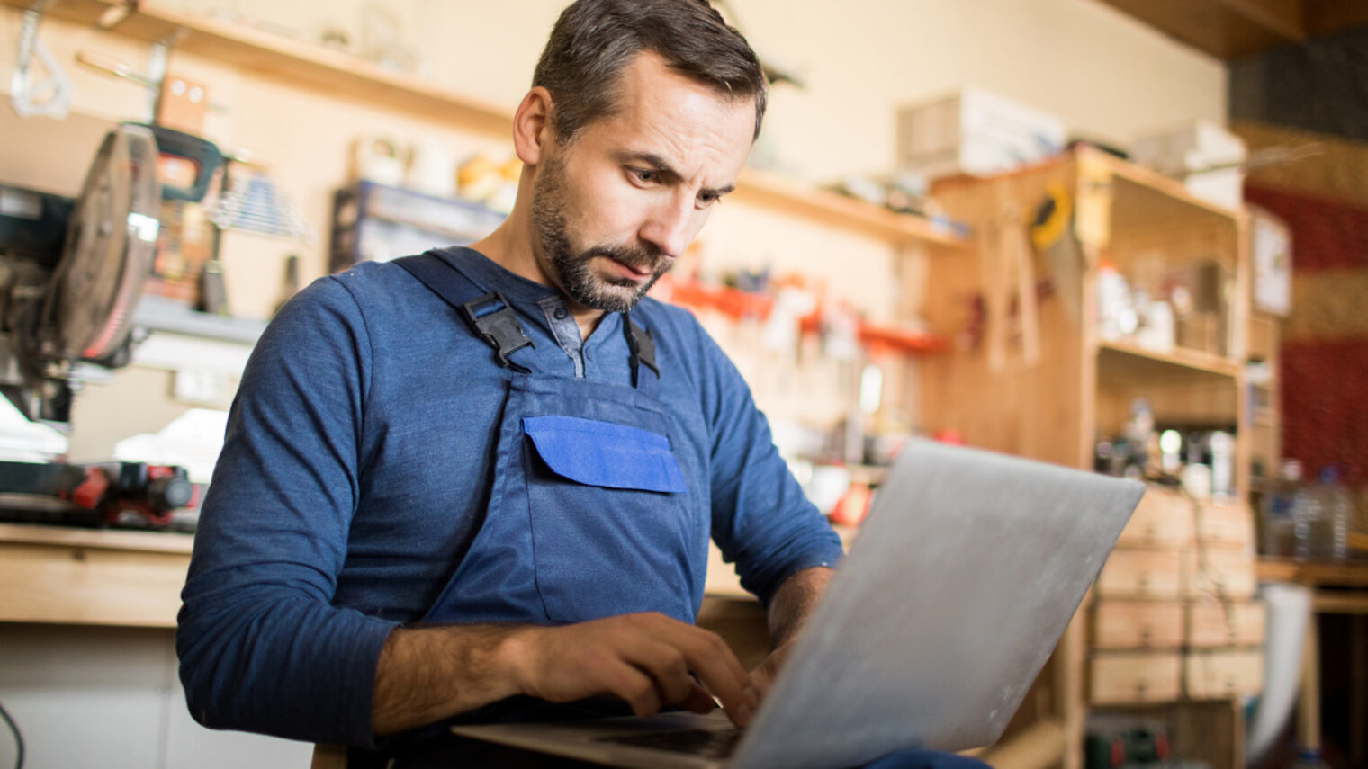 Tischler, Werkstatt, Laptop, digital, online