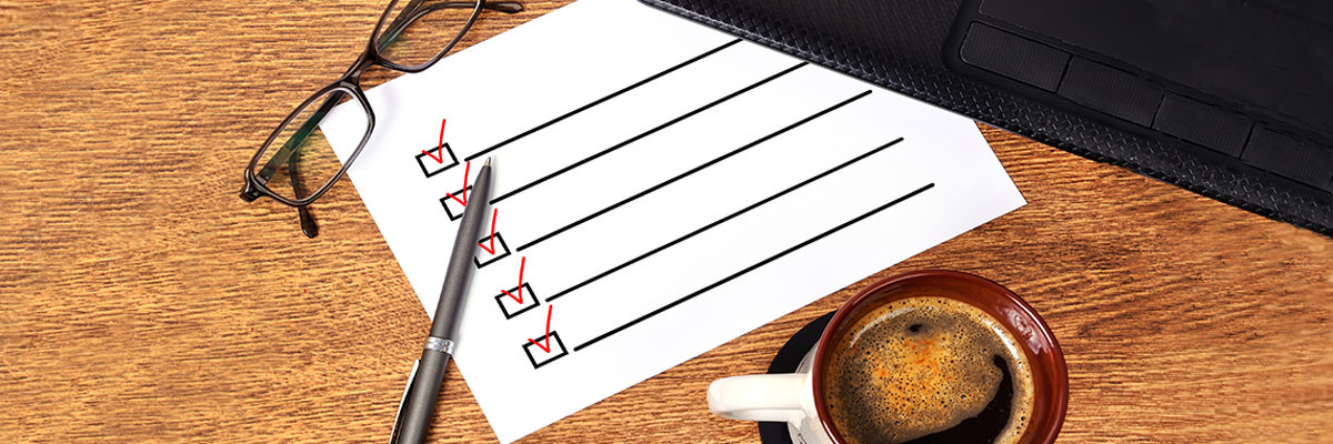 Arbeitsplatz, Checkliste, Stift, Brille, bearbeitet