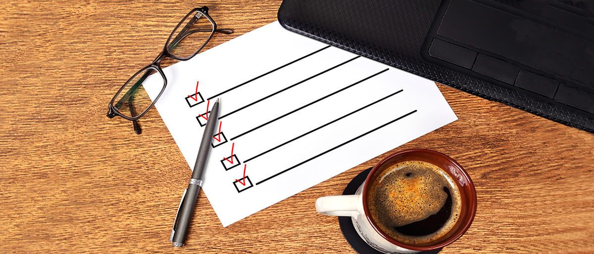 Arbeitsplatz, Checkliste, Stift, Brille, bearbeitet