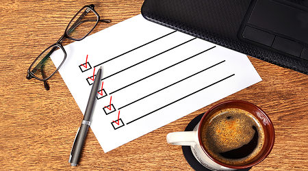 Arbeitsplatz, Checkliste, Stift, Brille, bearbeitet