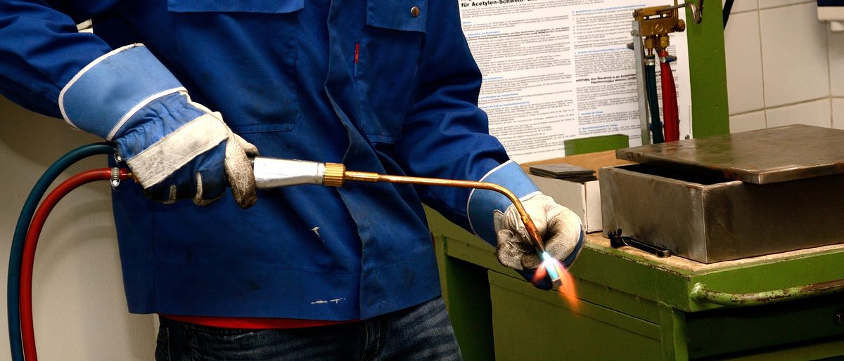 Handwerk, Metallbildner, Mann mit Schweissgeraet, Metallberufe, Metallbranche, Handwerk,