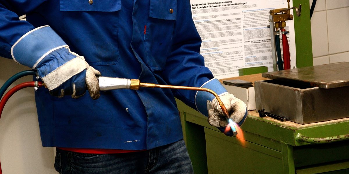 Handwerk, Metallbildner, Mann mit Schweissgeraet, Metallberufe, Metallbranche, Handwerk,
