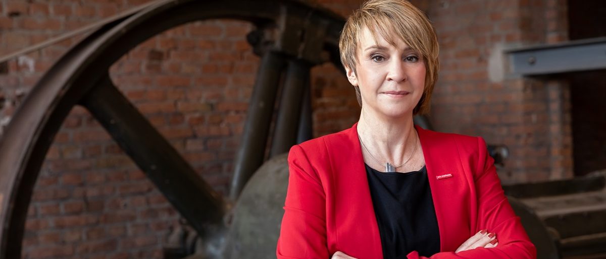 Präsidentin Carola Zarth, roter Blaser, verschränkte Arme