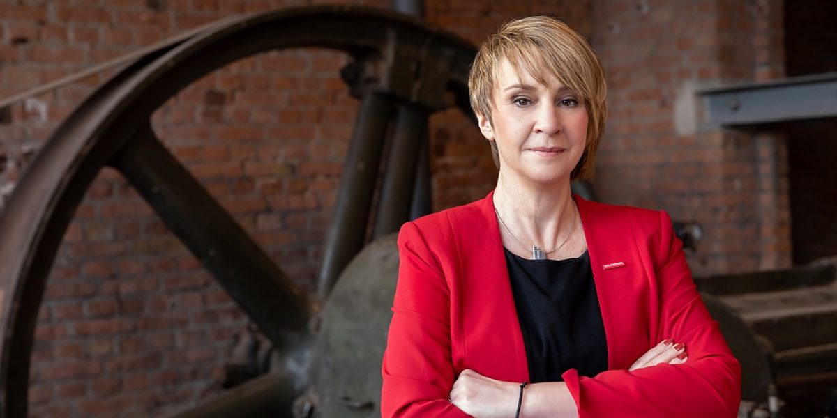 Präsidentin Carola Zarth, roter Blaser, verschränkte Arme
