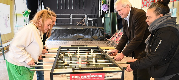 Hauptgeschäftsführer der Handwerkskammer Berlin, Jürgen Wittke, weihte den Kicker gemeinsam mit Sandra Ziaei-Fanni und Bettina Nauendorf vom Vorstand des Vereins „Kult e.V.“ ein.