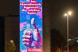 Beleuchtete Fassade der Handwerkskammer Berlin beim Festival of Lights 2024