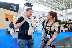 Ausstellungsstücke bei einer Messe für digitales Handwerk