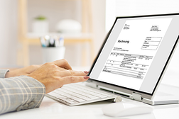Hand am Laptop: E-Rechnung kommt!