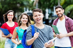 Mehrere Schüler beim Laufen