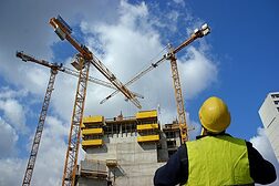 Baustelle mit Baukran und Bauarbeiter