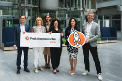 Gruppenbild der Politiker*innen nach der PK zur Praktikumswoche Berlin 2024