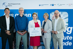 Gruppenbild der Politiker*innen nach der Pressekonferenz zur neuen Berliner Nachfolgezentrale