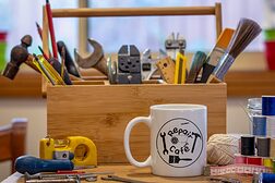 Kiste miit Werkzeug und Tasse: Repair Cafè
