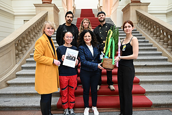 Berliner Auszubildende mit Handwerkskammerpräsidentin Carola Zarth und Arbeitssenatorin Cansel Kiziltepe bei der Übergabe ihrer Forderungen im Roten Rathaus