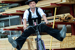 Zimmermann auf einem Fahrrad