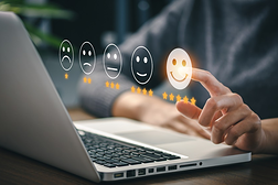Finger am Laptop mit Smilys