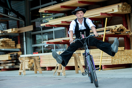 Ein Zimmermann auf dem Fahrrad