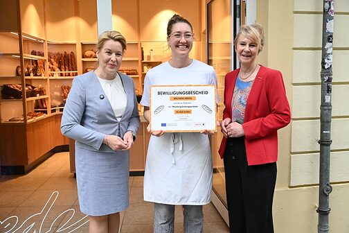 B&auml;ckermeisterin Maren Brede erh&auml;lt die Meistergr&uuml;ndungspr&auml;mie des Landes Berlin von Wirtschaftssenatorin Franziska Giffey und Handwerkskammer-Pr&auml;sidentin Carola Zarth 